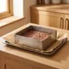 Yağlı kağıt serili tepside brownie pişirilmiş kek kalıbı çemberi