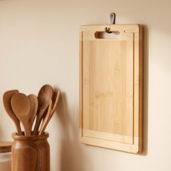 Bambu kesme tahtası 20x30 cm, sulu oluklu ve asma delikli