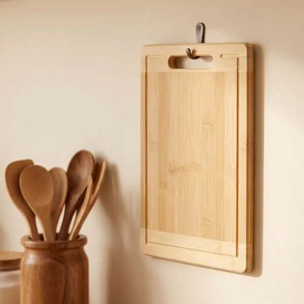Bambu kesme tahtası 20x30 cm, sulu oluklu ve asma delikli