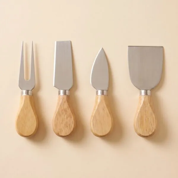 Set içeriği: 4 parça bambu saplı çelik peynir bıçağı ve çatalı