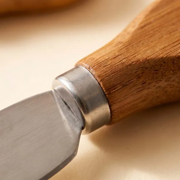 Bambu sap ile paslanmaz çelik bıçağın birleşimi, yakın çekim
