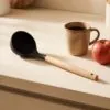 32 cm kepçenin boyutu: kupa ve elma yanında karşılaştırma