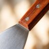 Ahşap saplı üçgen börek kesici spatula