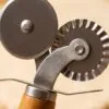 Düz ve tırtıklı tekerleklerin Y çelik gövdeyle birleşimi, yakın çekim