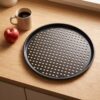 32 cm pizza tepsisinin boyutu: kupa ve elma yanında karşılaştırma