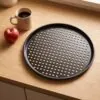 32 cm pizza tepsisinin boyutu: kupa ve elma yanında karşılaştırma
