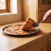 Dilim kaldırılırken görünen çıtır ve delik izli pizza tabanı