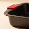 Kırmızı silikon kulp ve 7 cm derin kenar yapısı, yakın çekim