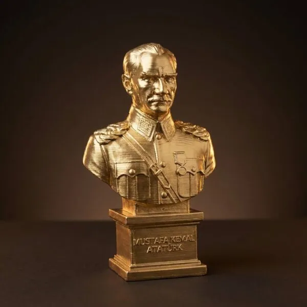Mareşal üniformalı altın renk Atatürk büstü, 20 cm, Mustafa Kemal Atatürk yazılı kaideli, önden görünüm