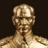 Altın renk mareşal üniformalı Atatürk büstünün yüz ve yaka detayı