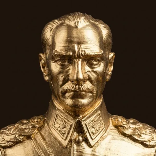 Altın renk mareşal üniformalı Atatürk büstünün yüz ve yaka detayı