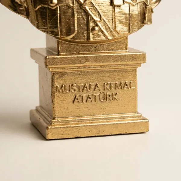 Atatürk büstü kaidesindeki kabartma Mustafa Kemal Atatürk yazısı