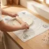 Yumuşak Ölçülü Hamur Açma Matı 45×65 cm Bej – kullanimda