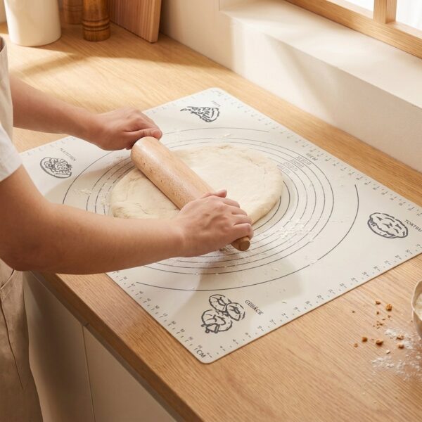 Yumuşak Ölçülü Hamur Açma Matı 45×65 cm Bej – kullanimda