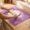 Yumuşak Ölçülü Hamur Açma Matı 45×65 cm Mor – kullanimda