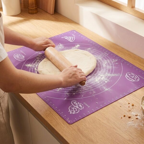 Yumuşak Ölçülü Hamur Açma Matı 45×65 cm Mor – kullanimda