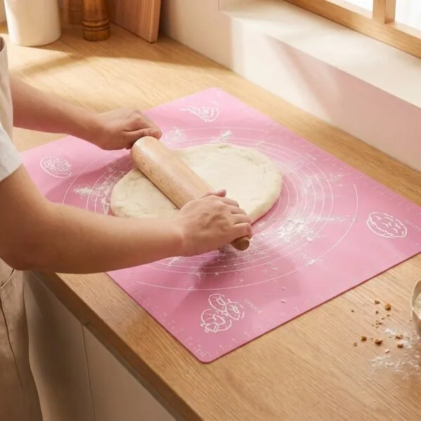 Yumuşak Ölçülü Hamur Açma Matı 45×65 cm Pembe – kullanimda