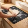 Yumuşak Ölçülü Hamur Açma Matı 45×65 cm Siyah – kullanimda